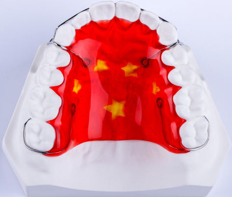 Invisalign'dan sonra uyumlu çıkarılabilir Hawley Retener